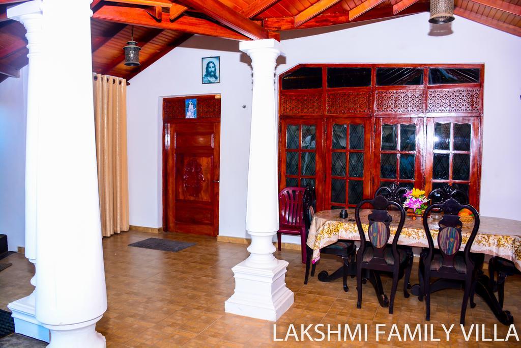 विला Lakshmi Family